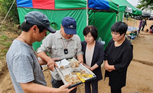 아산시의회 김영애 의장, 한국전쟁민간인희생자 아산유족회로부터 감사패 받아