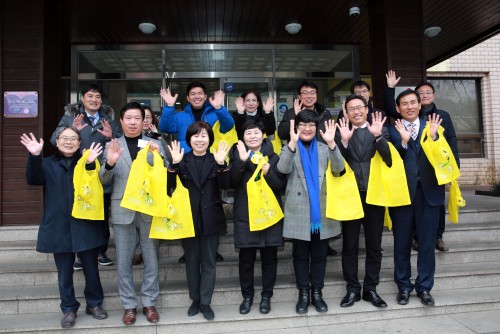  아산시의회, 설 명절 전통시장 장보기 나서