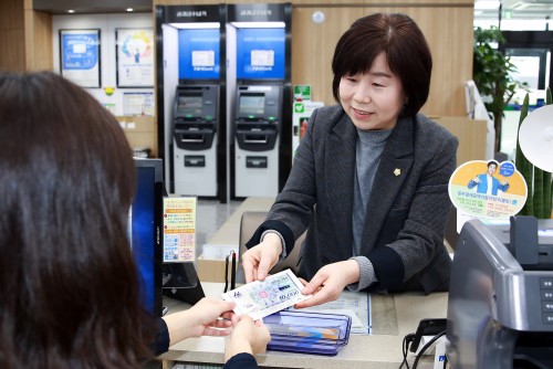 아산시의회 김영애 의장, 아산사랑상품권 구입으로 지역경제 활성화 앞장서