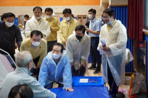 정세균 국무총리 신리초등학교 이재민 대피시설 위로 방문( 8월8일)