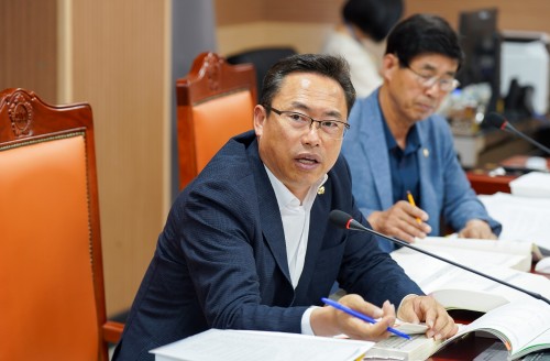 아산시의회 홍성표 의원, “뱃길도 없는 아산항 개발 용역”문제 있다.