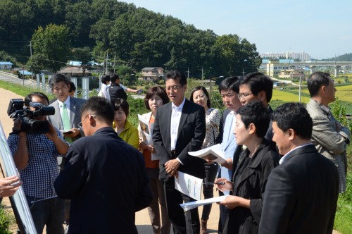 아산시의회 의원들이 방축지구 도시개발사업 현장 