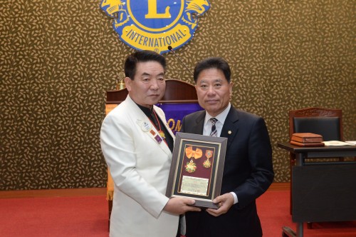 아산시의회, 금장 수상 ‘유기준’의장