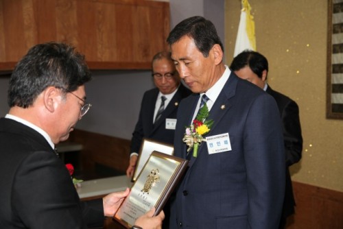 아산시의회, 현인배 의원 의정봉사상 수여