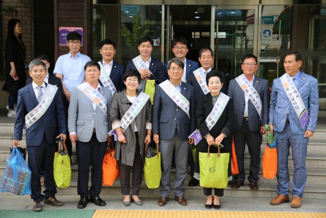 아산시의회, 재래시장 장보기로 지역사랑 실천