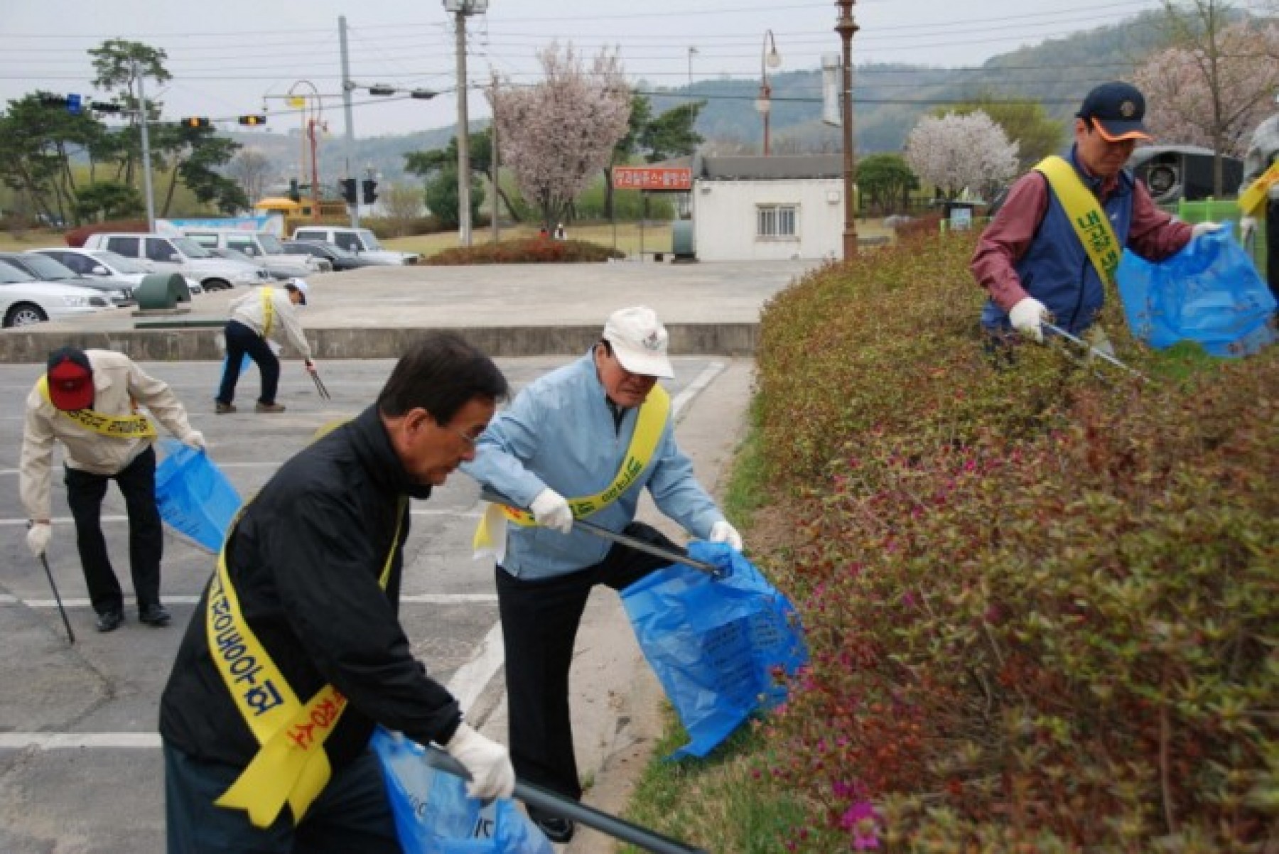 [대전투데이] 아산시 의정동우회, 새봄맞이 대청소 실시